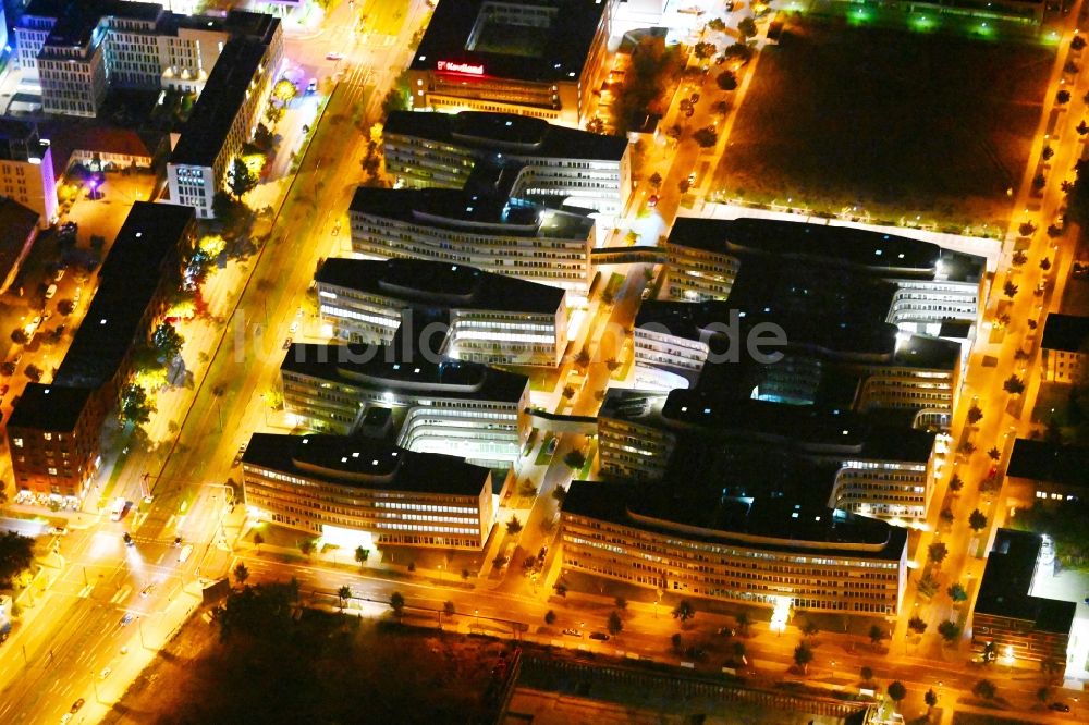 Berlin bei Nacht von oben - Nachtluftbild Verwaltungsgebäude des Versicherungs- Unternehmens Allianz Campus Berlin im Ortsteil Adlershof in Berlin, Deutschland