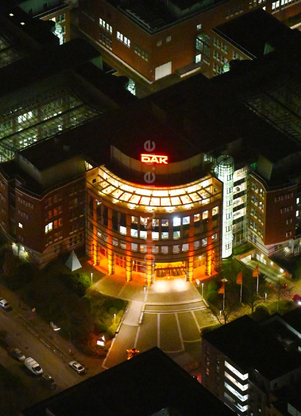 Hamburg bei Nacht von oben - Nachtluftbild Verwaltungsgebäude des Versicherungs- Unternehmens DAK-Gesundheit in Hamburg, Deutschland