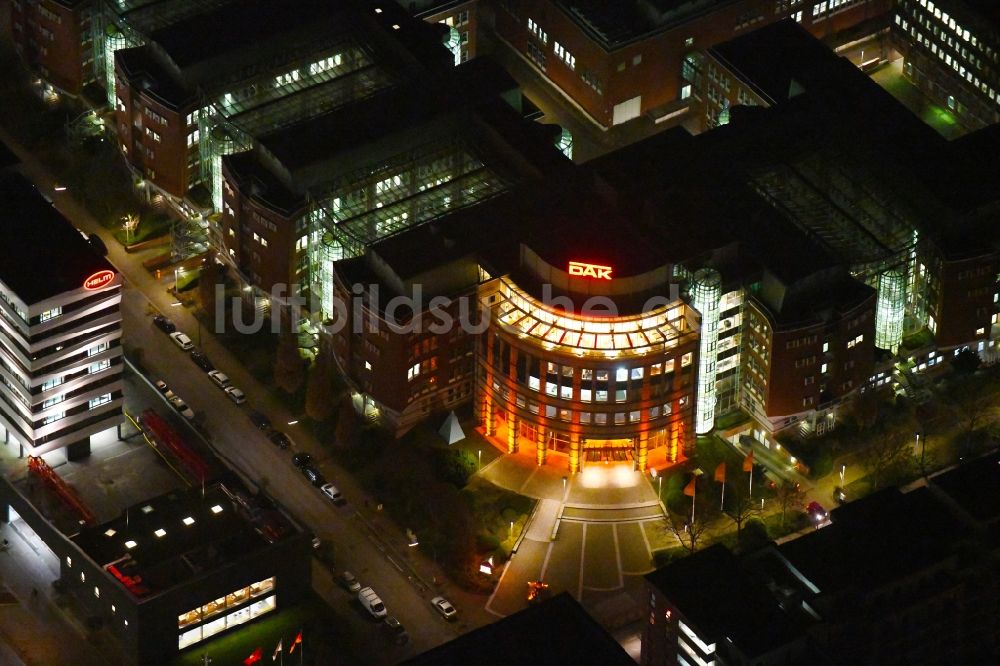 Hamburg bei Nacht aus der Vogelperspektive: Nachtluftbild Verwaltungsgebäude des Versicherungs- Unternehmens DAK-Gesundheit in Hamburg, Deutschland