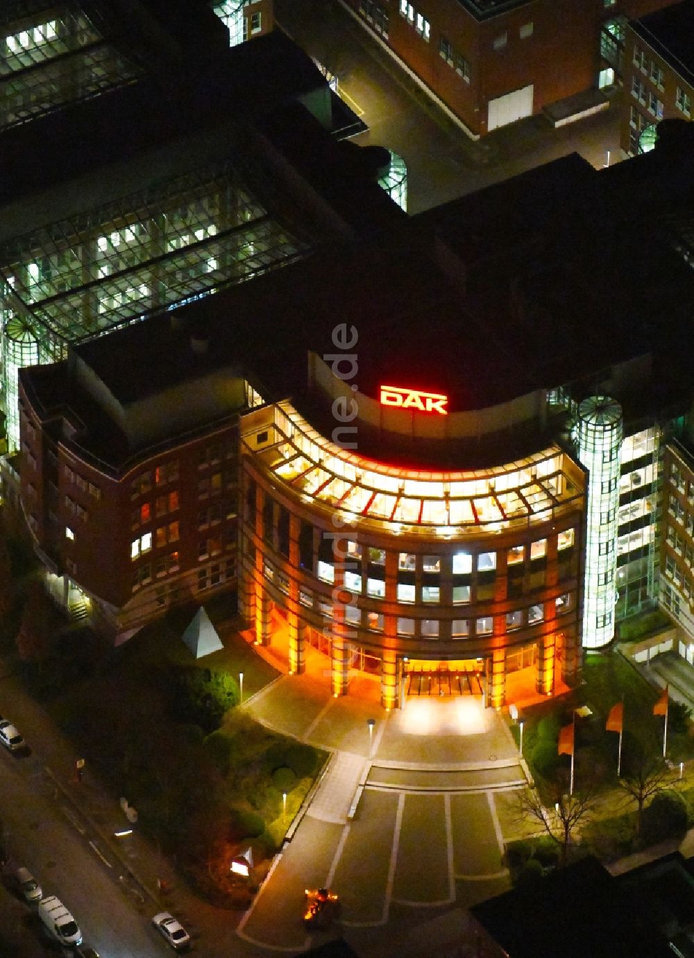 Nachtluftbild Hamburg - Nachtluftbild Verwaltungsgebäude des Versicherungs- Unternehmens DAK-Gesundheit in Hamburg, Deutschland
