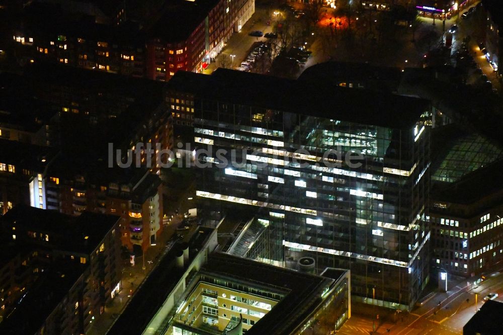 Nachtluftbild Hamburg - Nachtluftbild Verwaltungsgebäude des Versicherungs- Unternehmens Deutscher Ring zwischen Neuer Steinweg und Ludwig-Erhard-Straße in Hamburg, Deutschland
