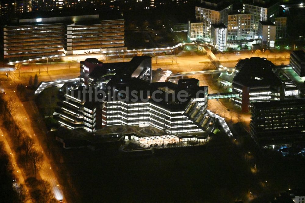 Hamburg bei Nacht von oben - Nachtluftbild Verwaltungsgebäude des Versicherungs- Unternehmens ERGO Direkt AG an der Karl-Martell-Straße im Ortsteil Winterhude in Hamburg, Deutschland