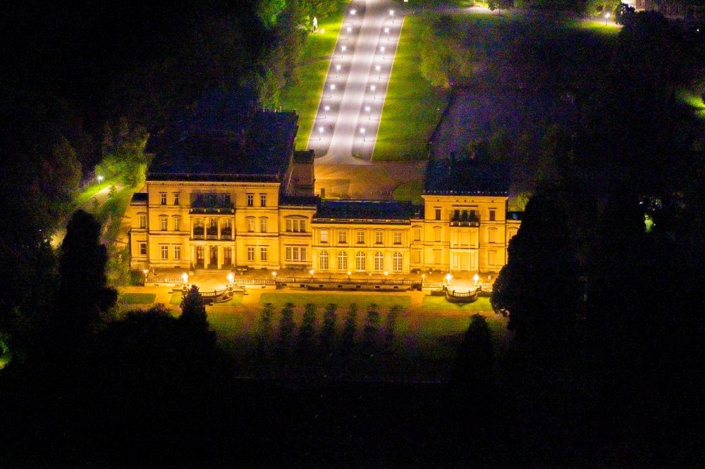 Nacht-Luftaufnahme Bredeney - Nachtluftbild Villa Hügel in Bredeney im Bundesland Nordrhein-Westfalen