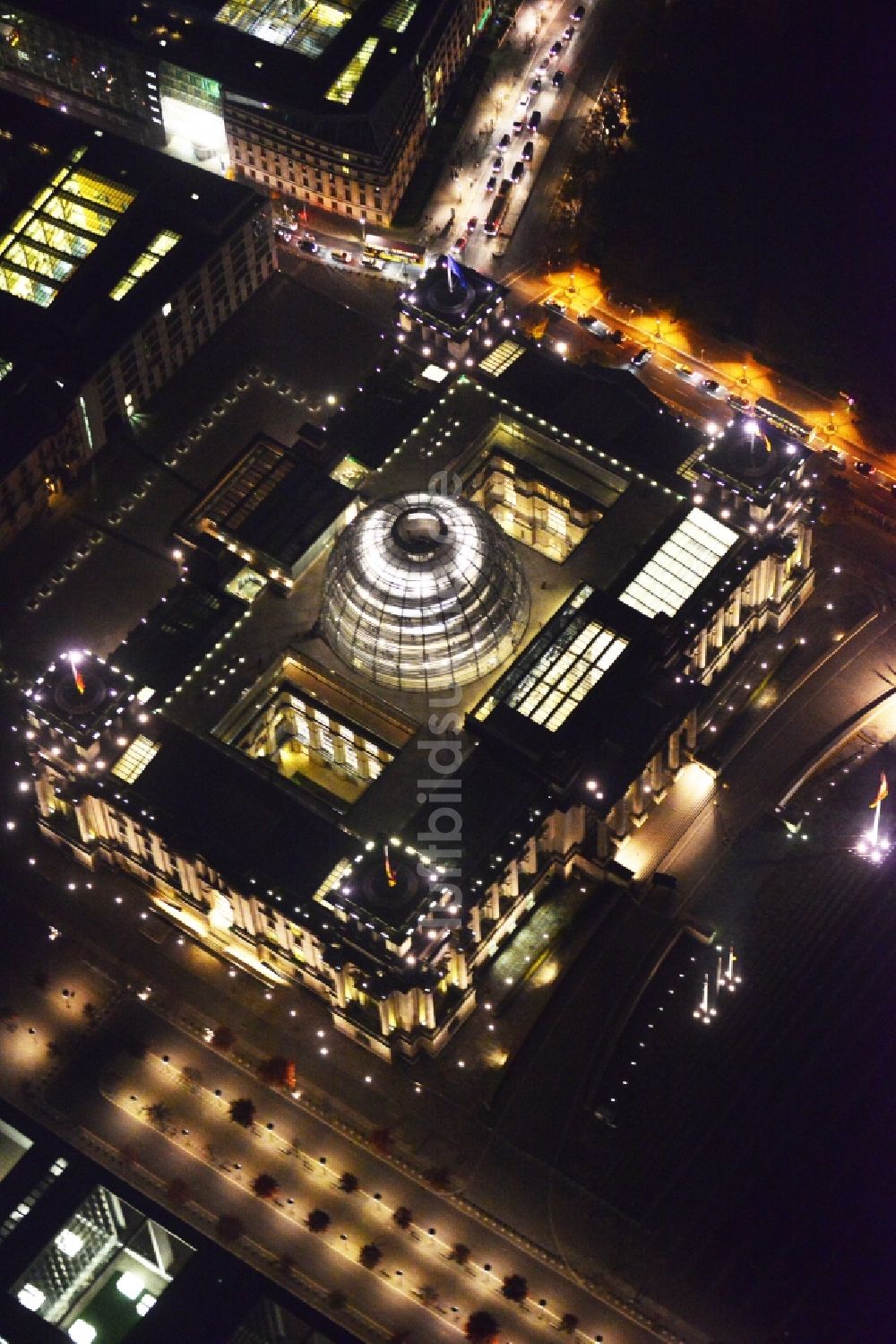 Berlin Mitte bei Nacht von oben - Nachtluftbild vom Dach und der Kuppel des Berliner Reichstag am Spreebogen in Berlin - Mitte