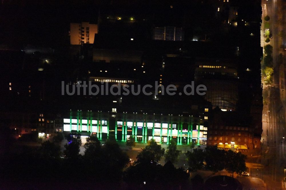Nacht-Luftaufnahme Berlin - Nachtluftbild vom Einkaufszentrum „ Das Schloss “ am roten alten Rathaus in der Grunewaldstraße in Berlin - Steglitz
