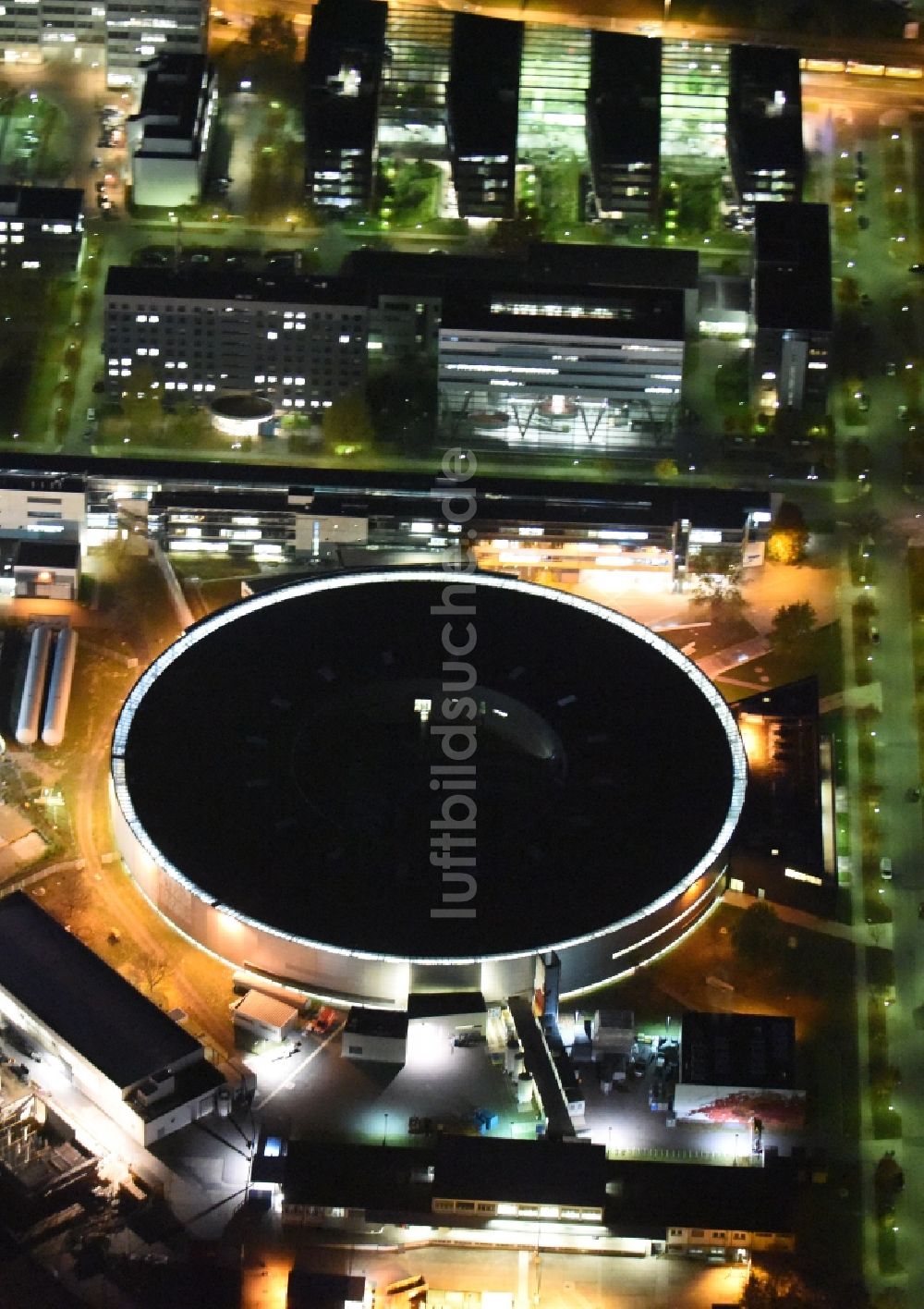 Berlin bei Nacht von oben - Nachtluftbild vom Elektronen- Speicherring BESSY - Synchrotronstrahlungsquelle der dritten Generation in Berlin - Adlershof