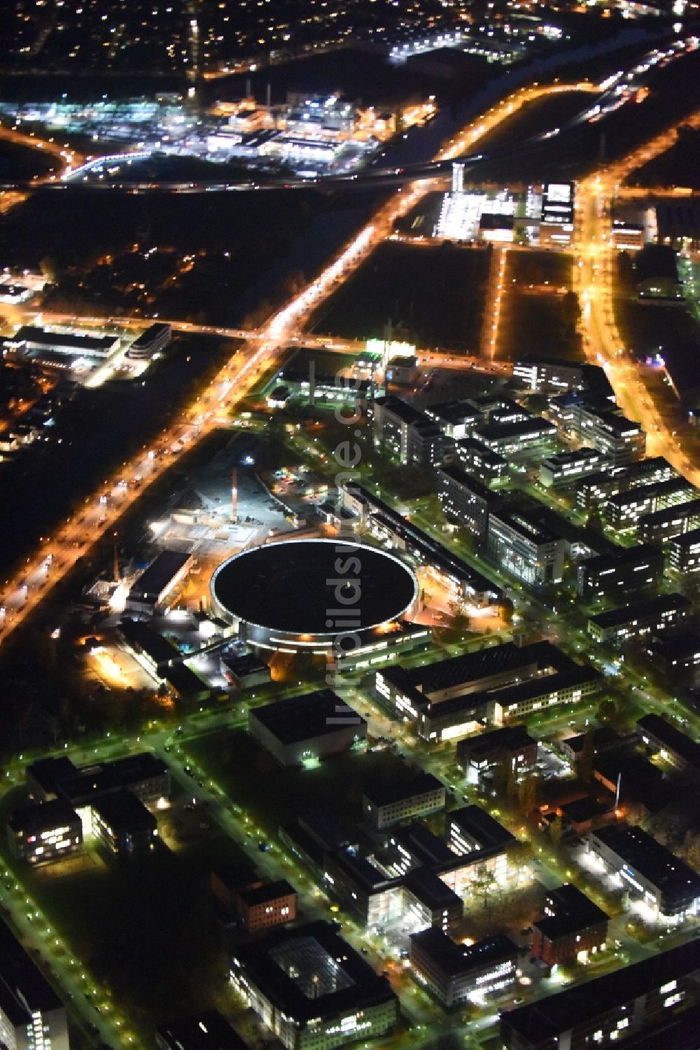 Nachtluftbild Berlin - Nachtluftbild vom Elektronen- Speicherring BESSY - Synchrotronstrahlungsquelle der dritten Generation in Berlin - Adlershof