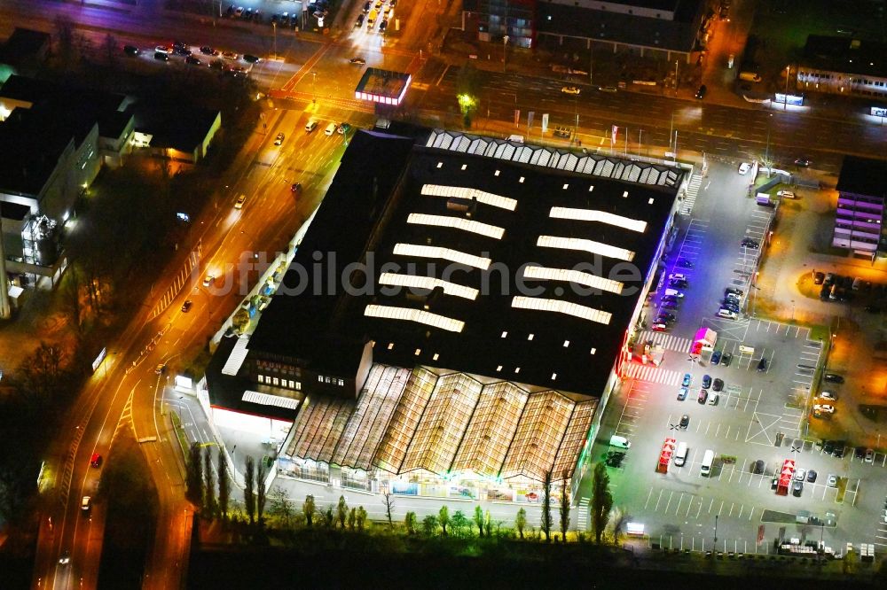 Nacht-Luftaufnahme Berlin - Nachtluftbild vom Gebäude des Baumarktes Bauhaus im Ortsteil Treptow in Berlin