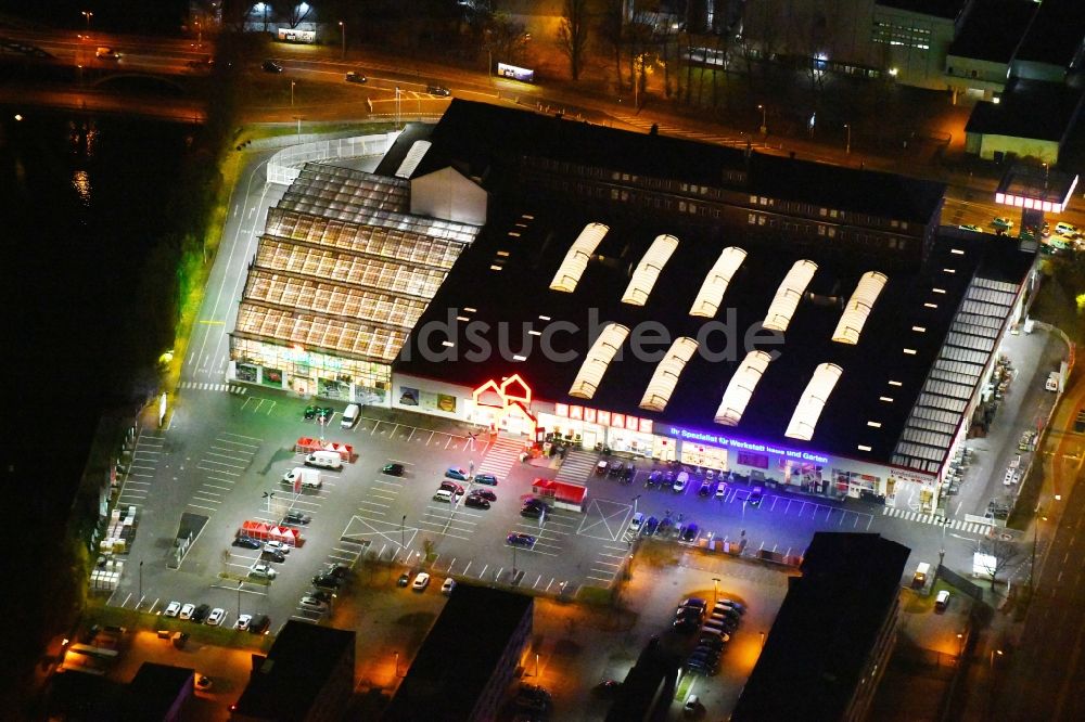 Berlin bei Nacht aus der Vogelperspektive: Nachtluftbild vom Gebäude des Baumarktes Bauhaus im Ortsteil Treptow in Berlin