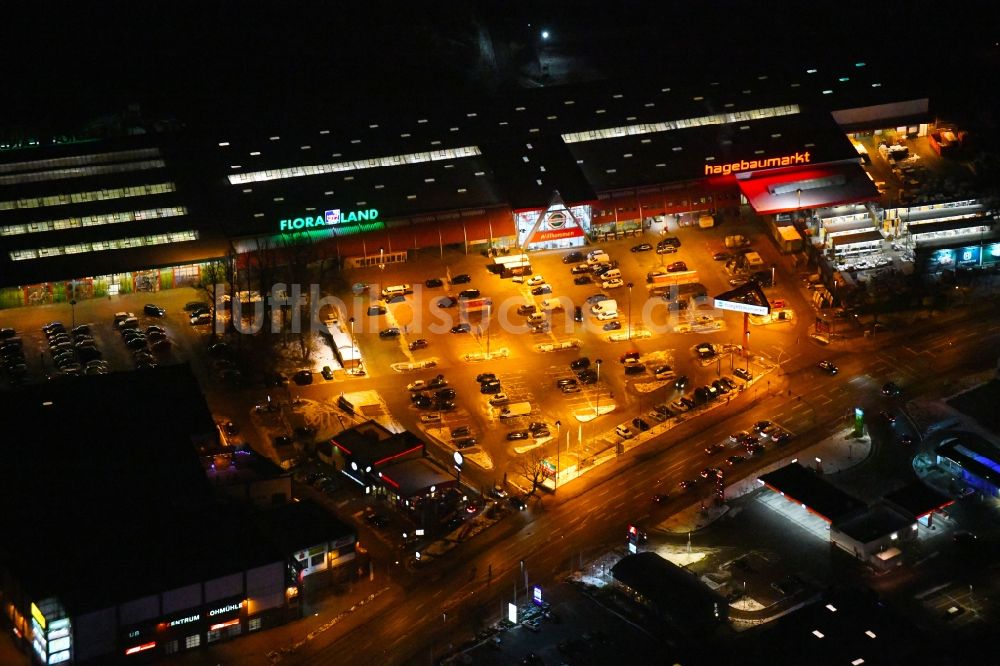 Nacht-Luftaufnahme Lübeck - Nachtluftbild vom Gebäude des Baumarktes Hagebaumarkt Pflanzenwelt bei der Lohmühle in Lübeck im Bundesland Schleswig-Holstein