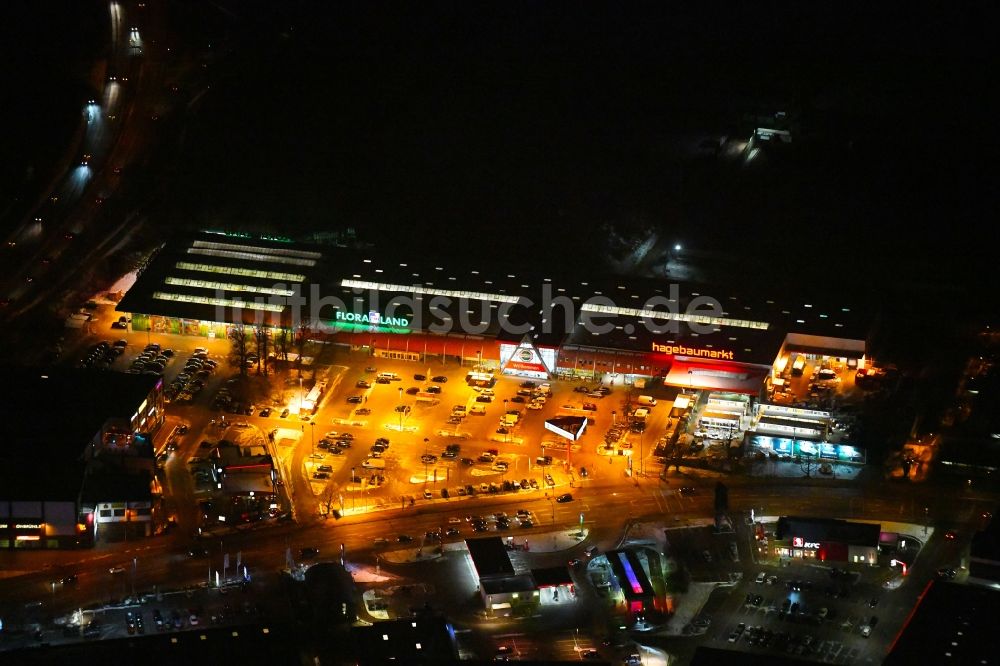 Nacht-Luftaufnahme Lübeck - Nachtluftbild vom Gebäude des Baumarktes Hagebaumarkt Pflanzenwelt bei der Lohmühle in Lübeck im Bundesland Schleswig-Holstein