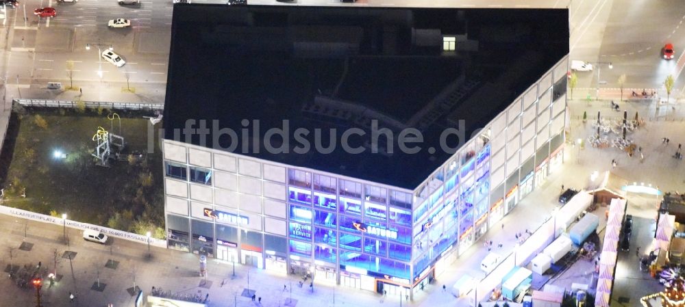 Berlin bei Nacht von oben - Nachtluftbild vom Gebäude des Einkaufszentrum am Alexanderplatz in Berlin
