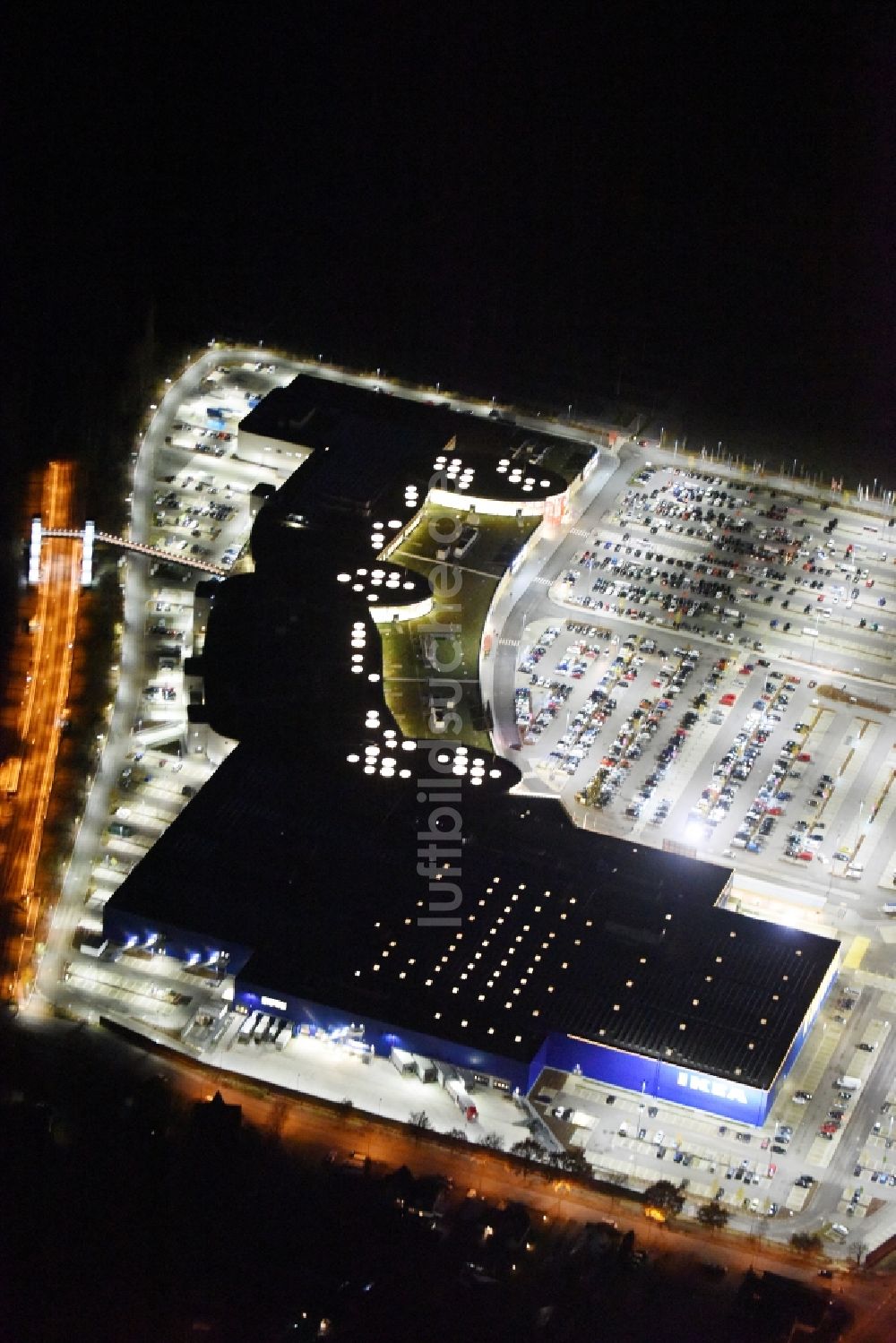 Nacht-Luftaufnahme Lübeck - Nachtluftbild vom Gebäude des Einkaufszentrum LUV SHOPPING in Dänischburg, Lübeck im Bundesland Schleswig-Holstein