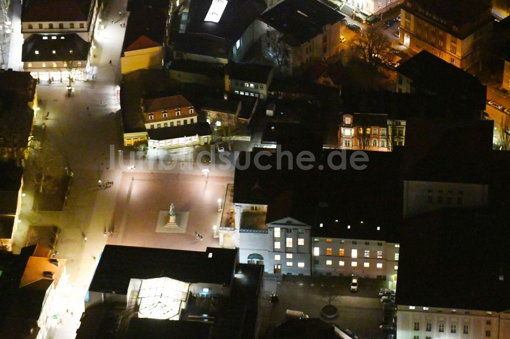 Weimar bei Nacht aus der Vogelperspektive: Nachtluftbild vom Gebäude des Konzerthauses und Theater- Schauspielhauses in Weimar im Bundesland Thüringen, Deutschland