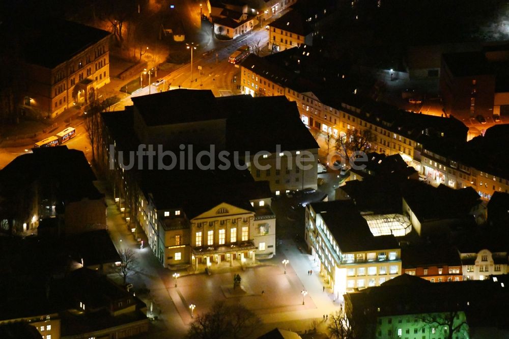 Nacht-Luftaufnahme Weimar - Nachtluftbild vom Gebäude des Konzerthauses und Theater- Schauspielhauses in Weimar im Bundesland Thüringen, Deutschland