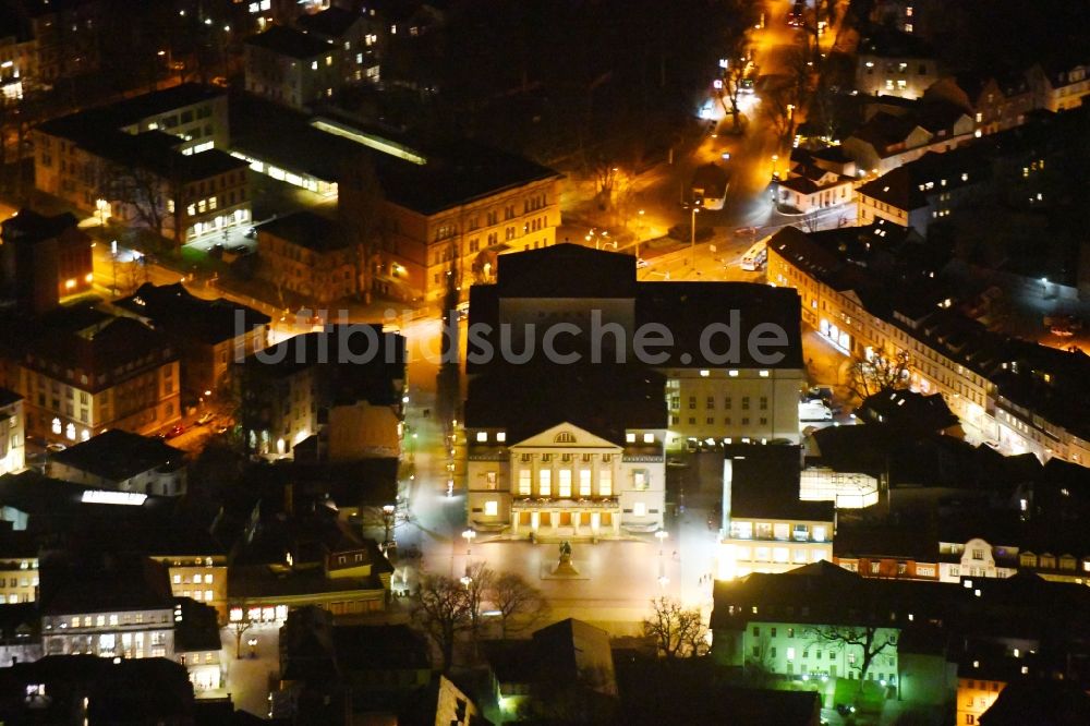 Weimar bei Nacht von oben - Nachtluftbild vom Gebäude des Konzerthauses und Theater- Schauspielhauses in Weimar im Bundesland Thüringen, Deutschland