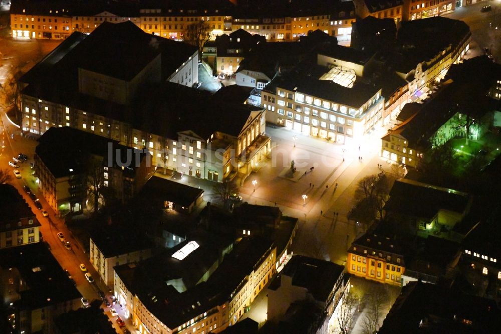 Weimar bei Nacht von oben - Nachtluftbild vom Gebäude des Konzerthauses und Theater- Schauspielhauses in Weimar im Bundesland Thüringen, Deutschland