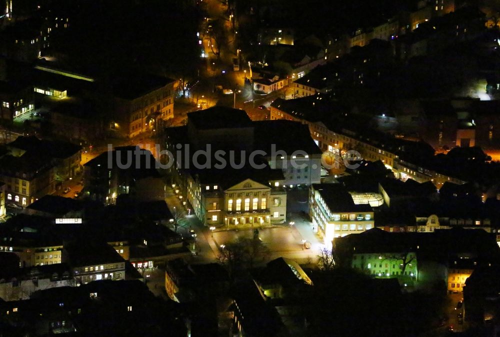 Nachtluftbild Weimar - Nachtluftbild vom Gebäude des Konzerthauses und Theater- Schauspielhauses in Weimar im Bundesland Thüringen, Deutschland