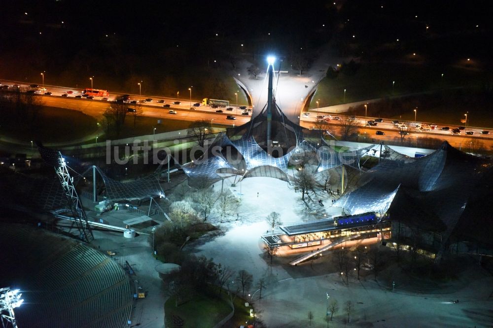 München bei Nacht von oben - Nachtluftbild vom Gebäude der Olympiahalle im Olympiapark am Georg-Brauchle-Ring in München im Bundesland Bayern