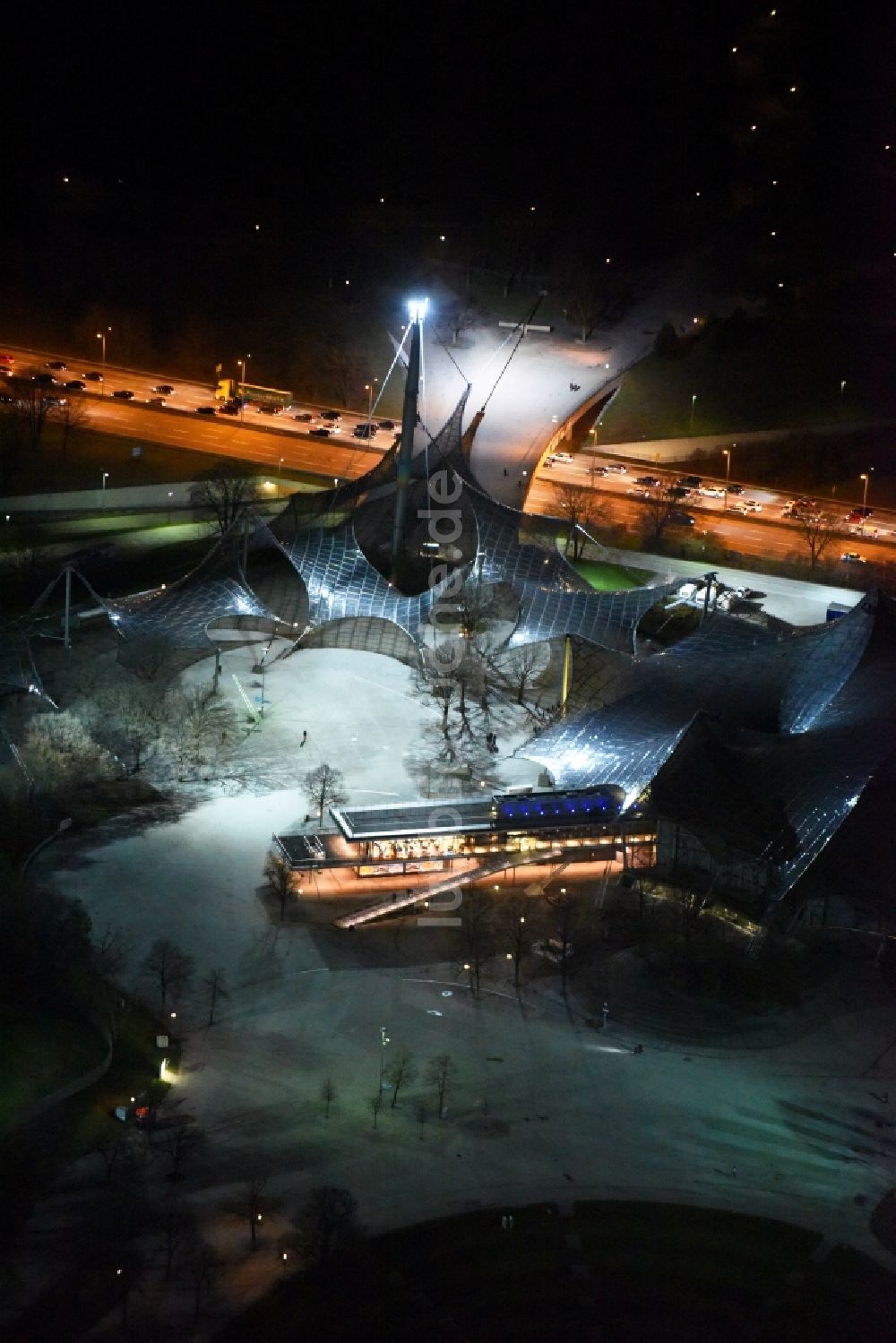 Nachtluftbild München - Nachtluftbild vom Gebäude der Olympiahalle im Olympiapark am Georg-Brauchle-Ring in München im Bundesland Bayern