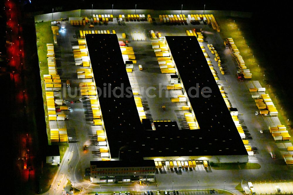 Nachtluftbild Rüdersdorf - Nachtluftbild vom Gebäudekomplex und Gelände des Logistikzentrums DHL Frachtpostzentrum im Ortsteil Rüdersdorf in Rüdersdorf im Bundesland Brandenburg