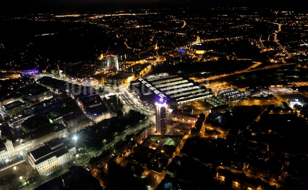 Leipzig bei Nacht aus der Vogelperspektive: Nachtluftbild vom Hauptbahnhof in Leipzig im Bundesland Sachsen