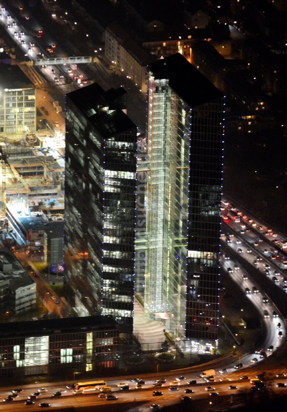 München bei Nacht aus der Vogelperspektive: Nachtluftbild vom Hochhaus- Emsemble Highlight Towers in München im Bundesland Bayern