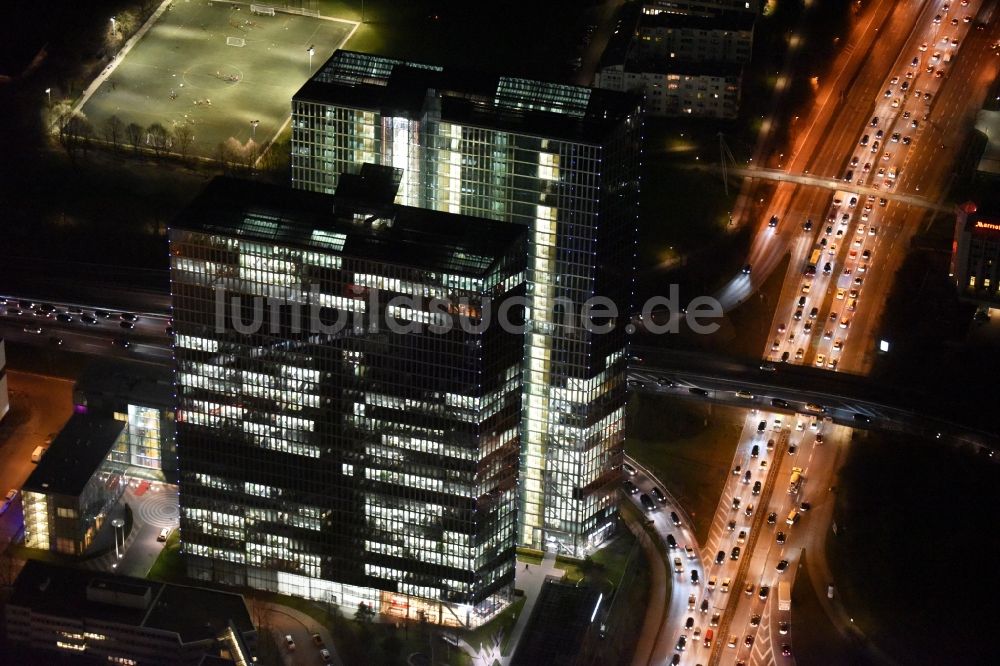 München bei Nacht von oben - Nachtluftbild vom Hochhaus- Emsemble Highlight Towers in München im Bundesland Bayern
