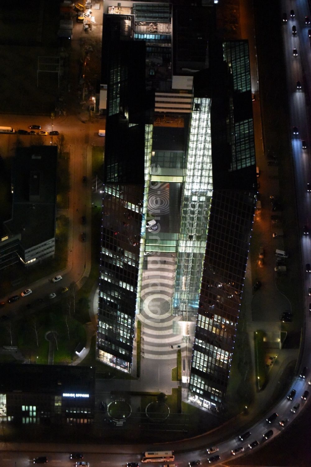 München bei Nacht aus der Vogelperspektive: Nachtluftbild vom Hochhaus- Emsemble Highlight Towers in München im Bundesland Bayern