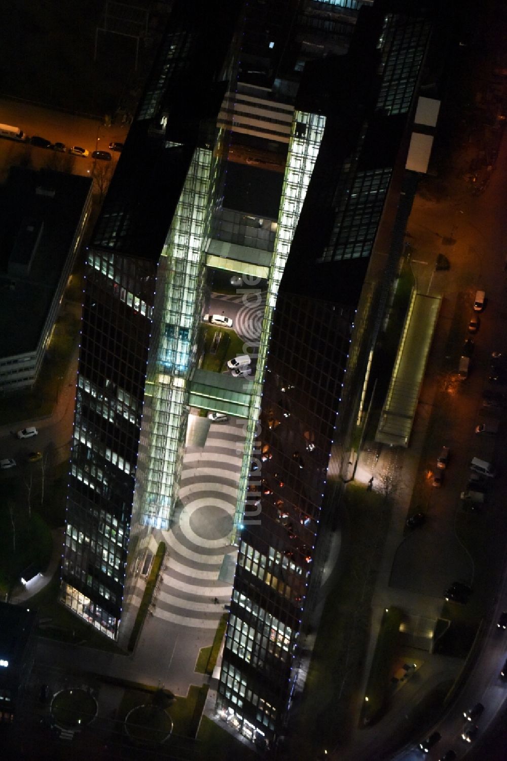 Nachtluftbild München - Nachtluftbild vom Hochhaus- Emsemble Highlight Towers in München im Bundesland Bayern