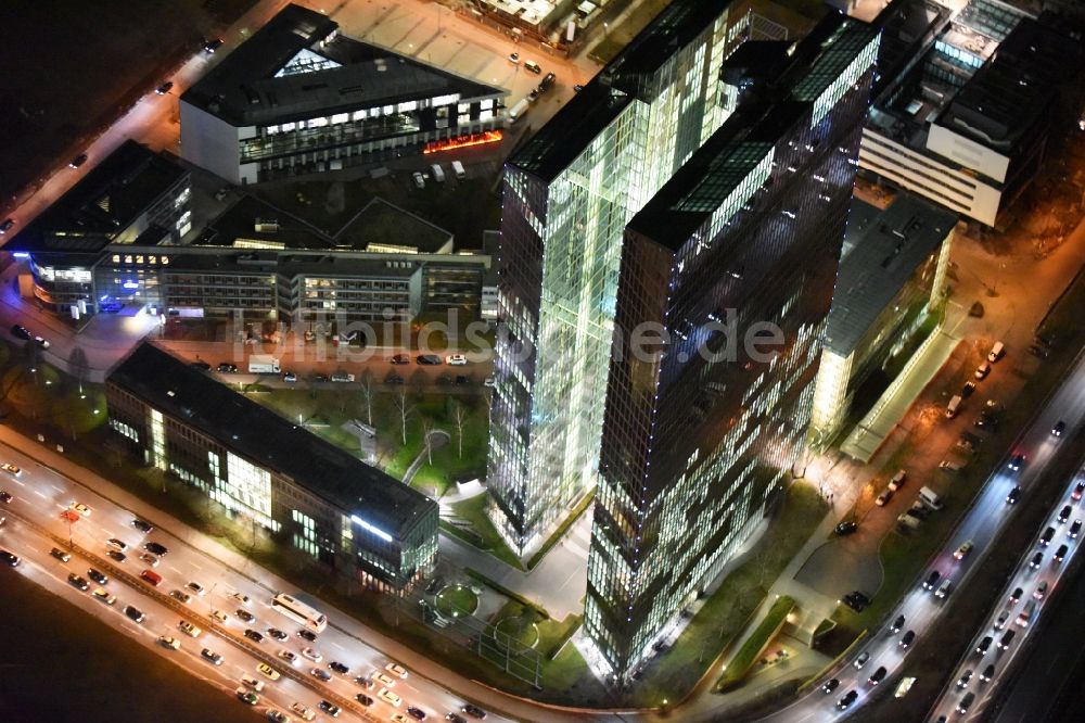 München bei Nacht von oben - Nachtluftbild vom Hochhaus- Emsemble Highlight Towers in München im Bundesland Bayern
