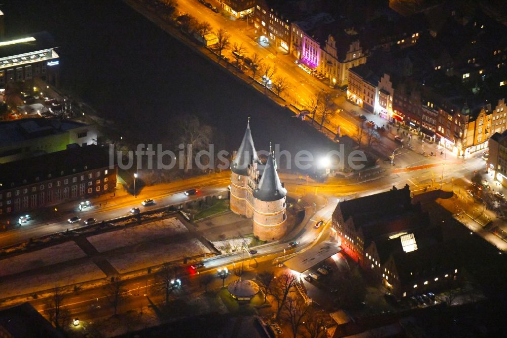 Lübeck bei Nacht von oben - Nachtluftbild vom Holstentor von Lübeck im Bundesland Schleswig-Holstein