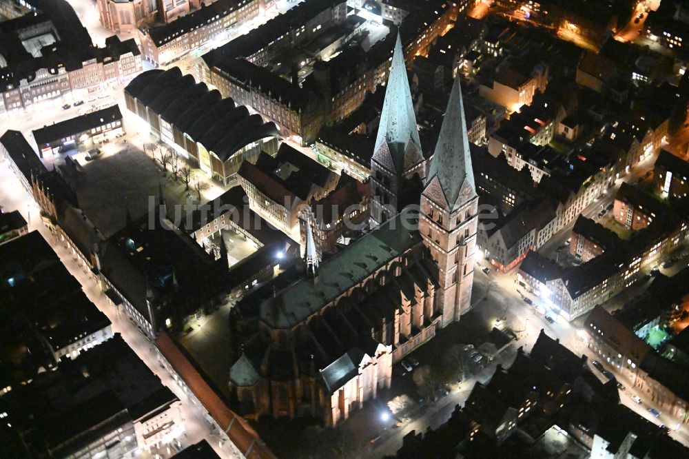 Nacht-Luftaufnahme Lübeck - Nachtluftbild vom Kirchengebäude der Marienkirche am Marienkirchhof im Altstadt- Zentrum in Lübeck im Bundesland Schleswig-Holstein