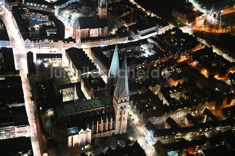 Lübeck bei Nacht von oben - Nachtluftbild vom Kirchengebäude der Marienkirche am Marienkirchhof im Altstadt- Zentrum in Lübeck im Bundesland Schleswig-Holstein