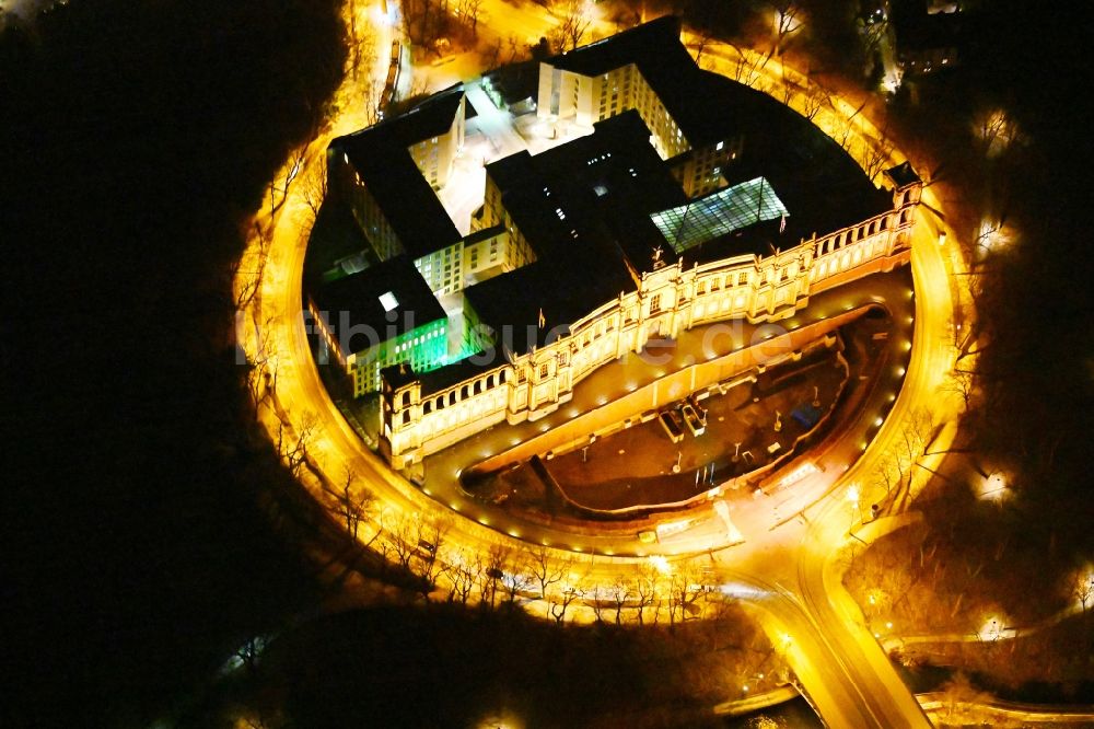 München bei Nacht von oben - Nachtluftbild vom Maximilianeum im Stadtteil Haidhausen in München im Bundesland Bayern