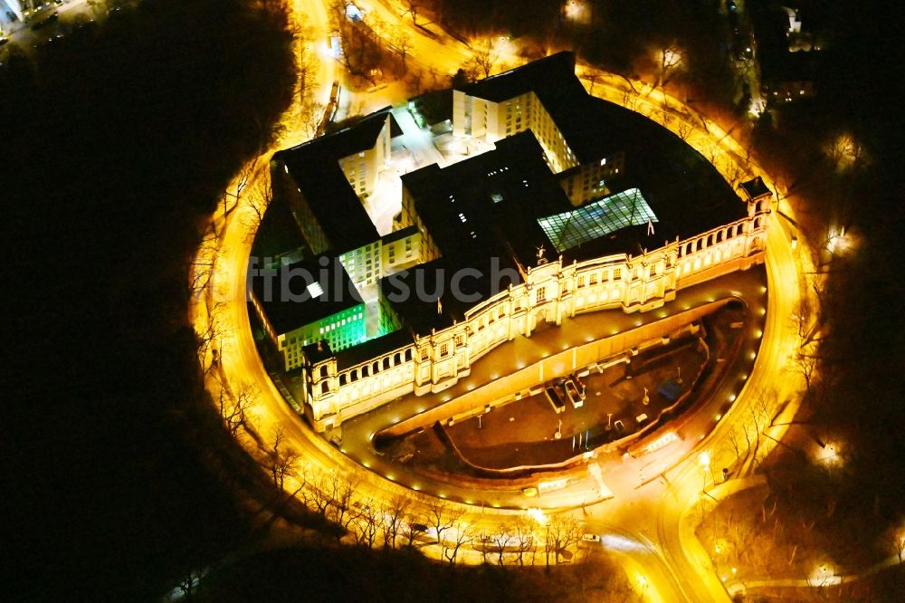 München bei Nacht aus der Vogelperspektive: Nachtluftbild vom Maximilianeum im Stadtteil Haidhausen in München im Bundesland Bayern