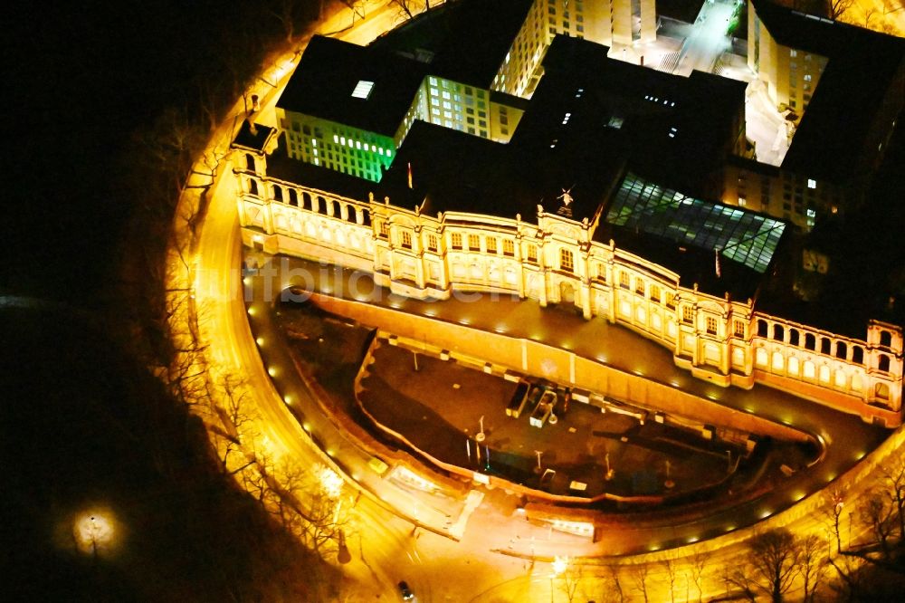 Nacht-Luftaufnahme München - Nachtluftbild vom Maximilianeum im Stadtteil Haidhausen in München im Bundesland Bayern