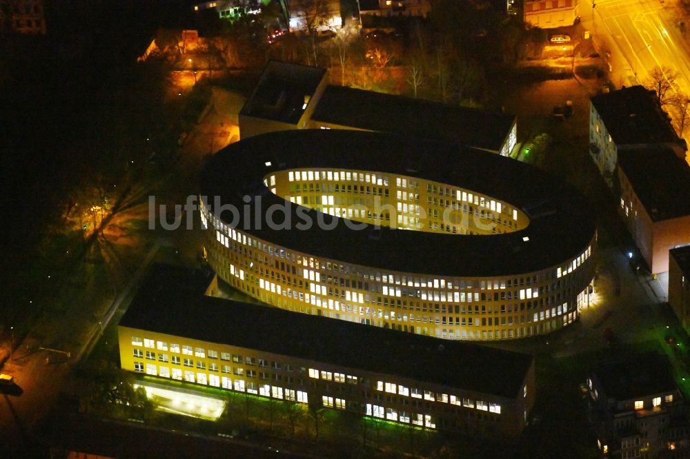 Nacht-Luftaufnahme Potsdam - Nachtluftbild vom Oval des Büropark Sanssouci in Potsdam im Bundesland Brandenburg