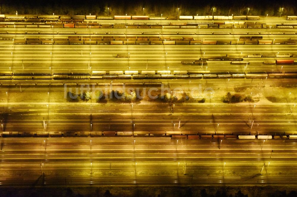 Nacht-Luftaufnahme Neuseddin - Nachtluftbild vom Rangierbahnhof und Güterbahnhof Seddin der Deutschen Bahn in Neuseddin im Bundesland Brandenburg