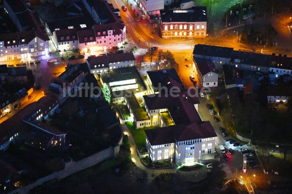 Nachtluftbild Strausberg - Nachtluftbild vom Verwaltungsgebäude des Finanzdienstleistungs- Unternehmens Sparkasse in Strausberg im Bundesland Brandenburg, Deutschland