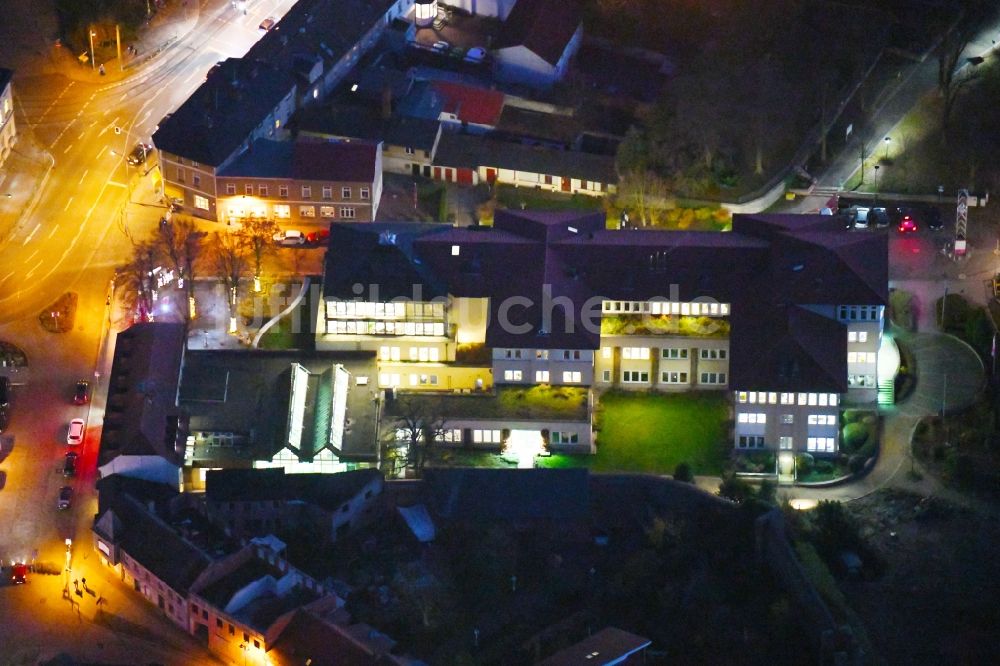 Nacht-Luftaufnahme Strausberg - Nachtluftbild vom Verwaltungsgebäude des Finanzdienstleistungs- Unternehmens Sparkasse in Strausberg im Bundesland Brandenburg, Deutschland