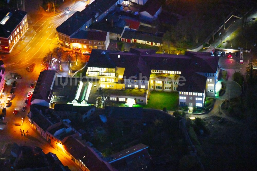 Strausberg bei Nacht von oben - Nachtluftbild vom Verwaltungsgebäude des Finanzdienstleistungs- Unternehmens Sparkasse in Strausberg im Bundesland Brandenburg, Deutschland