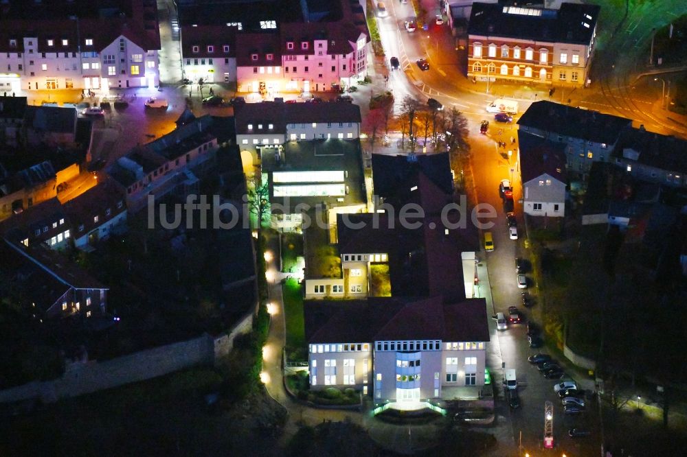Nachtluftbild Strausberg - Nachtluftbild vom Verwaltungsgebäude des Finanzdienstleistungs- Unternehmens Sparkasse in Strausberg im Bundesland Brandenburg, Deutschland