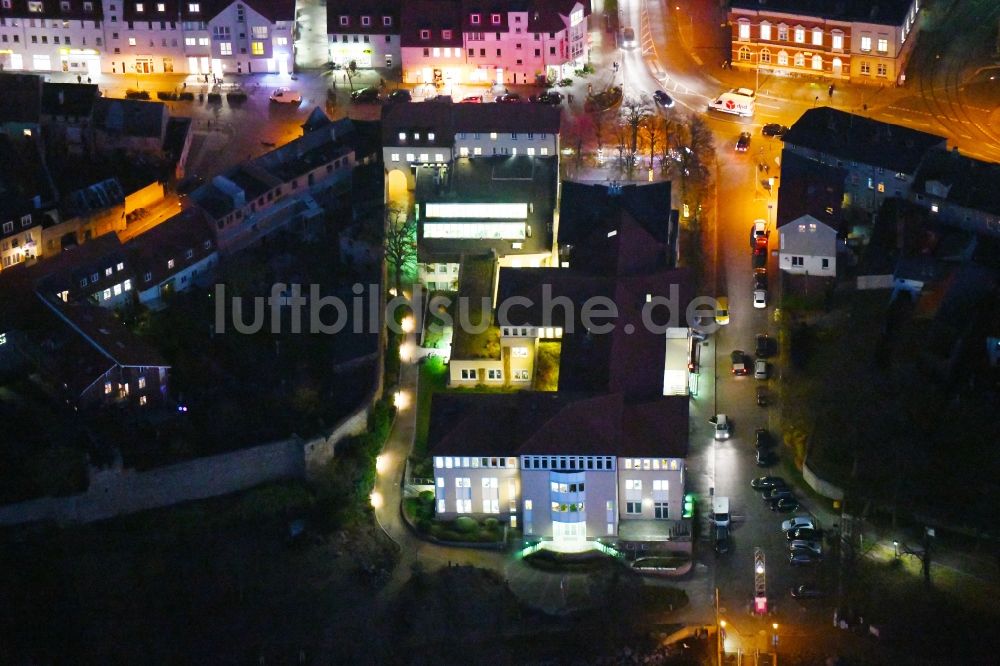 Nacht-Luftaufnahme Strausberg - Nachtluftbild vom Verwaltungsgebäude des Finanzdienstleistungs- Unternehmens Sparkasse in Strausberg im Bundesland Brandenburg, Deutschland