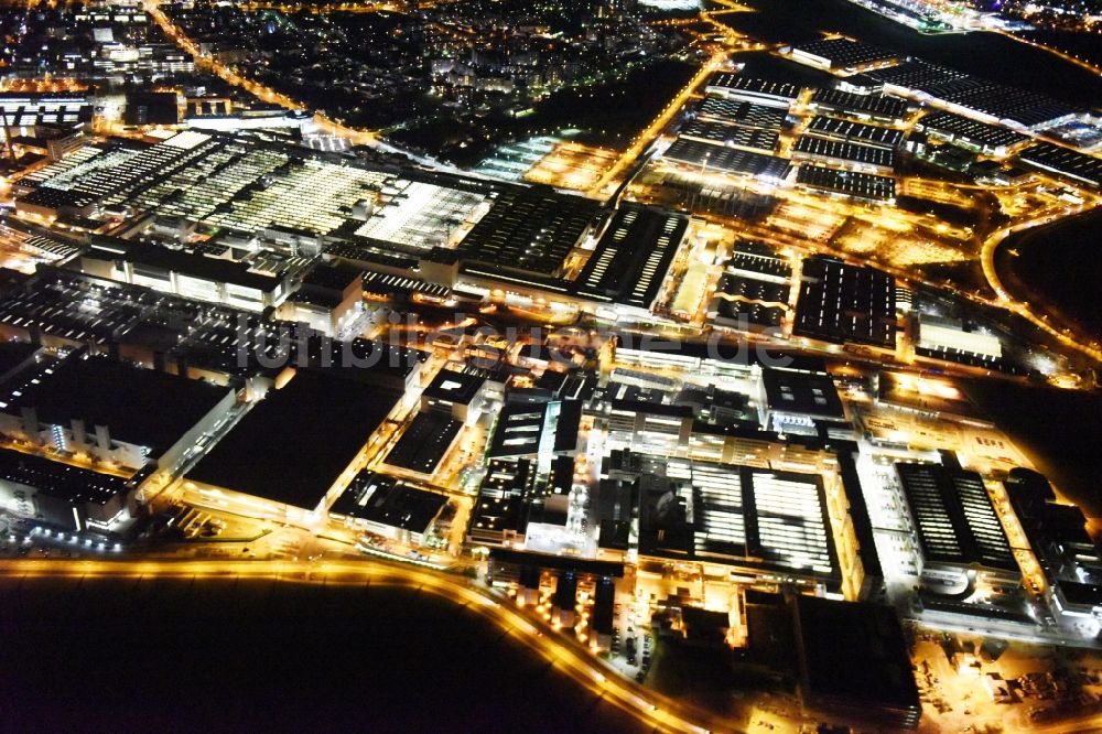 Ingolstadt bei Nacht aus der Vogelperspektive: Nachtluftbild vom Werksgelände der AUDI AG an der Ettinger Straße in Ingolstadt im Bundesland Bayern