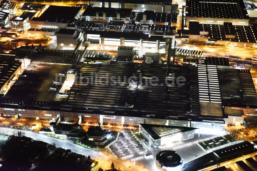 Ingolstadt bei Nacht von oben - Nachtluftbild vom Werksgelände der AUDI AG an der Ettinger Straße in Ingolstadt im Bundesland Bayern