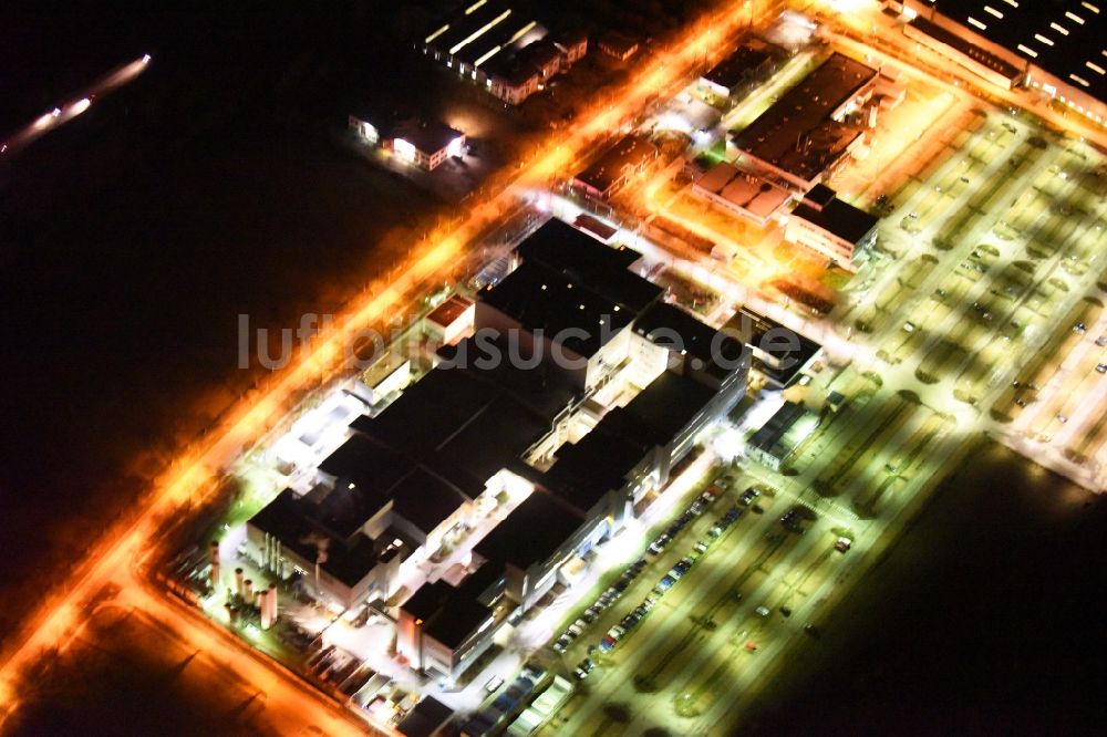 Nacht-Luftaufnahme Regensburg - Nachtluftbild vom Werksgelände der OSRAM Opto Semiconductors GmbH in Regensburg im Bundesland Bayern