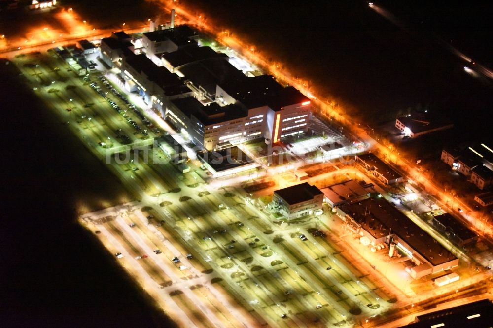 Nacht-Luftaufnahme Regensburg - Nachtluftbild vom Werksgelände der OSRAM Opto Semiconductors GmbH in Regensburg im Bundesland Bayern
