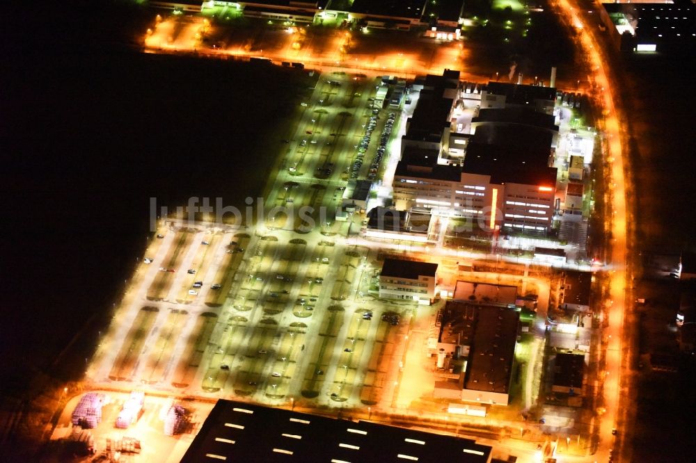 Regensburg bei Nacht von oben - Nachtluftbild vom Werksgelände der OSRAM Opto Semiconductors GmbH in Regensburg im Bundesland Bayern