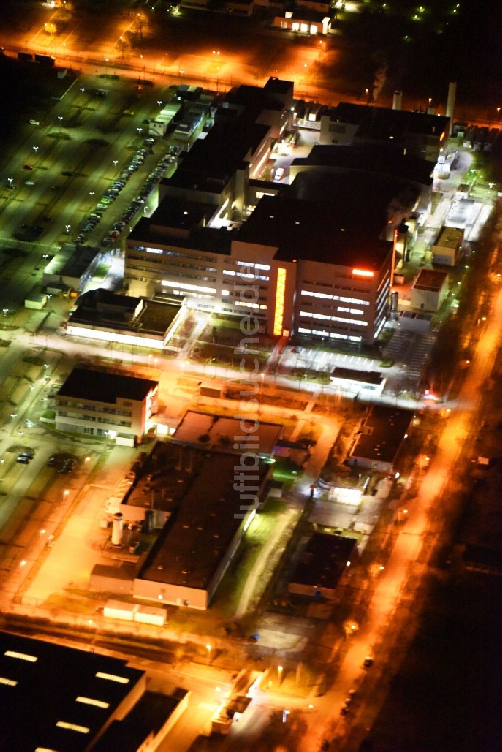 Regensburg bei Nacht aus der Vogelperspektive: Nachtluftbild vom Werksgelände der OSRAM Opto Semiconductors GmbH in Regensburg im Bundesland Bayern